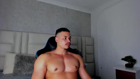 Snapshot of michael_reinolds chatting on September 23, 6:46 am Michael online show from September 23, 6:46 am