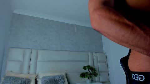 Snapshot of michael_reinolds chatting on October 17, 6:39 am Michael online show from October 17, 6:39 am