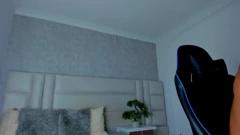 Snapshot of michael_reinolds chatting on October 18, 6:40 am Michael online show from October 18, 6:40 am