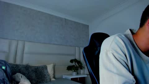 Snapshot of michael_reinolds chatting on October 23, 4:27 am Michael online show from October 23, 4:27 am