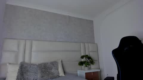 Snapshot of michael_reinolds chatting on September 27, 6:11 am Michael online show from September 27, 6:11 am