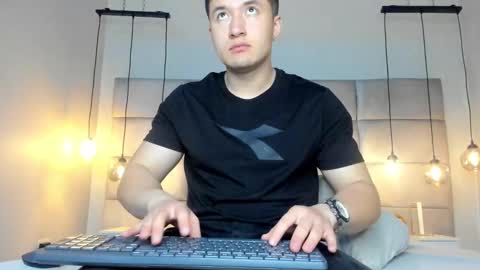 MichaelConnor  online show from January 15, 11:32 am