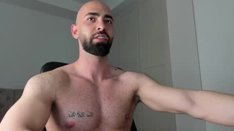 MichaelEvansx online show from April 15, 9:37 pm