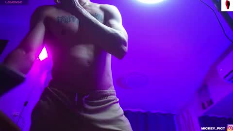 Snapshot of mickey_pict chatting on October 22, 7:12 am Mickey online show from October 22, 7:12 am