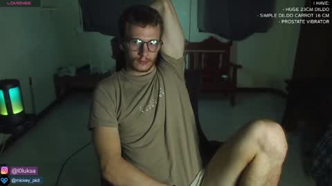 Snapshot of mickey_pict chatting on January 3, 12:19 pm Mickey online show from January 3, 12:19 pm