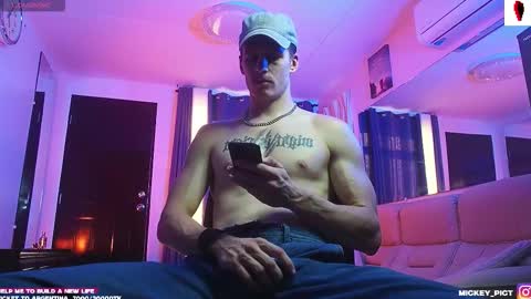 Snapshot of mickey_pict chatting on October 15, 11:01 pm Mickey online show from October 15, 11:01 pm