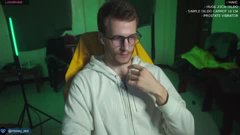 Snapshot of mickey_pict chatting on December 23, 9:05 am Mickey online show from December 23, 9:05 am