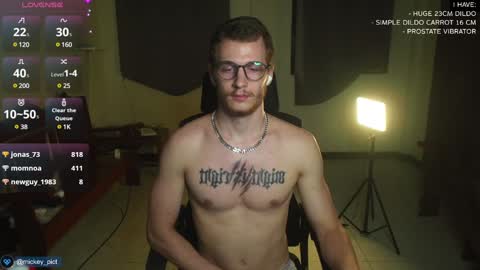 Snapshot of mickey_pict chatting on December 10, 12:27 pm Mickey online show from December 10, 12:27 pm