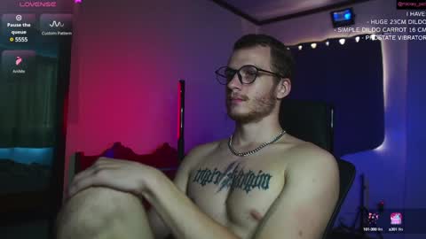 Snapshot of mickey_pict chatting on December 6, 4:14 am Mickey online show from December 6, 4:14 am