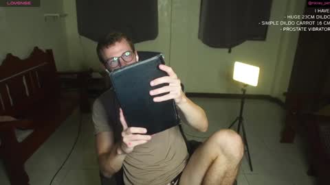 Snapshot of mickey_pict chatting on December 8, 1:03 pm Mickey online show from December 8, 1:03 pm