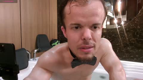 Snapshot of midgettripod1 chatting on January 23, 10:22 am Aaron online show from January 23, 10:22 am