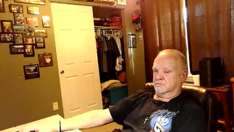 Snapshot of midwestdad09 chatting on October 24, 10:00 pm midwestdad09 online show from October 24, 10:00 pm