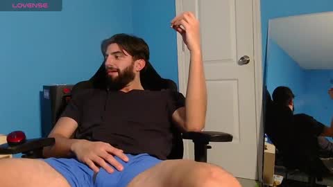 Snapshot of mikehawk1589 chatting on February 7, 9:37 am mikehawk1589 online show from February 7, 9:37 am