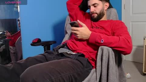 Snapshot of mikehawk1589 chatting on January 7, 5:56 am mikehawk1589 online show from January 7, 5:56 am