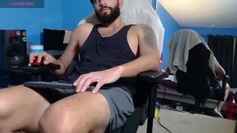 Snapshot of mikehawk1589 chatting on February 10, 3:57 am mikehawk1589 online show from February 10, 3:57 am