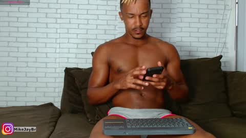 Snapshot of mikejaybr chatting on December 30, 3:35 pm         Mike Jay online show from December 30, 3:35 pm