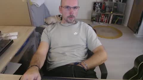 Snapshot of mikmik91 chatting on October 28, 3:58 pm mikmik91 online show from October 28, 3:58 pm