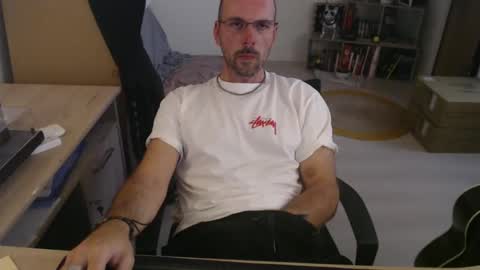 Snapshot of mikmik91 chatting on October 20, 1:48 pm mikmik91 online show from October 20, 1:48 pm