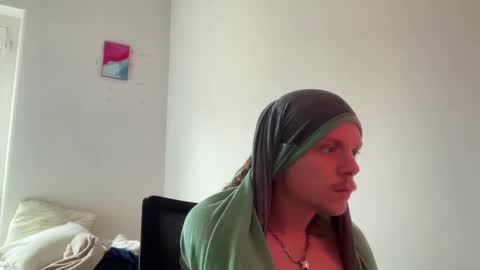 Snapshot of milkymitch chatting on March 4, 4:52 pm Mimi online show from March 4, 4:52 pm