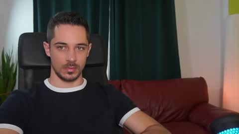 Snapshot of mrgreeneyes01 chatting on October 27, 7:10 am juan luis online show from October 27, 7:10 am