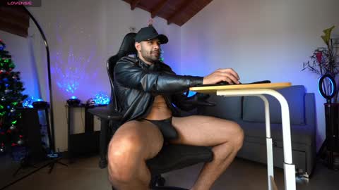 Snapshot of mrlouiss chatting on December 20, 7:50 pm Luis    Instagram   online show from December 20, 7:50 pm