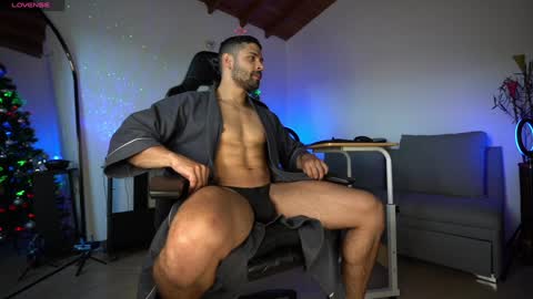 Snapshot of mrlouiss chatting on December 25, 10:16 pm Luis    Instagram   online show from December 25, 10:16 pm