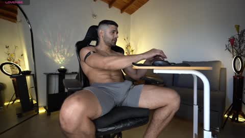 Snapshot of mrlouiss chatting on January 11, 10:18 pm Luis    Instagram   online show from January 11, 10:18 pm