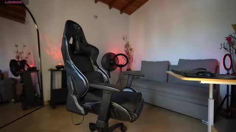 Snapshot of mrlouiss chatting on January 28, 9:08 pm Luis    Instagram   online show from January 28, 9:08 pm