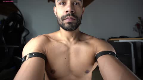 Snapshot of mrlouiss chatting on December 28, 6:18 pm Luis    Instagram   online show from December 28, 6:18 pm