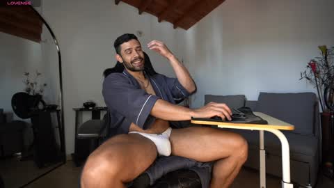 Snapshot of mrlouiss chatting on January 29, 3:58 pm Luis    Instagram   online show from January 29, 3:58 pm