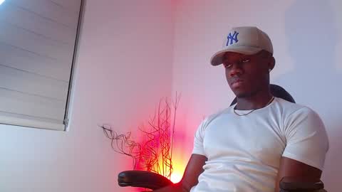Snapshot of mylowallacee chatting on February 4, 3:44 am Mylo Wallace  online show from February 4, 3:44 am