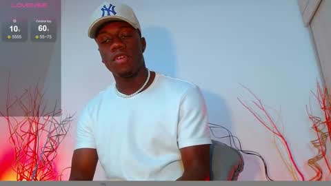 Snapshot of mylowallacee chatting on December 18, 6:35 pm Mylo Wallace  online show from December 18, 6:35 pm