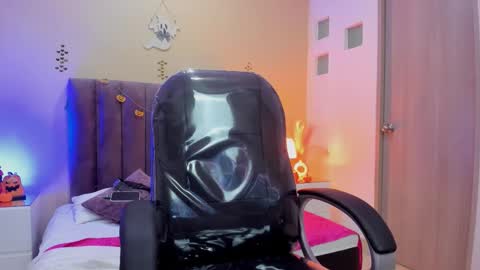 Snapshot of nascary_fox chatting on October 25, 9:38 pm Nascary Fox online show from October 25, 9:38 pm