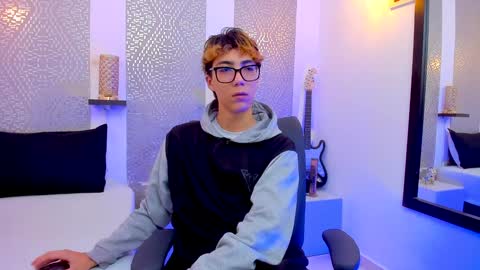 Snapshot of nikolay_gregori chatting on January 8, 4:02 am    online show from January 8, 4:02 am