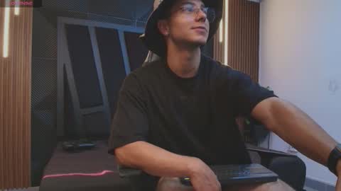 Noah online show from February 8, 1:37 pm