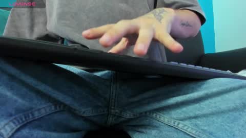 Snapshot of noah_ricci_ chatting on December 28, 12:03 pm    online show from December 28, 12:03 pm