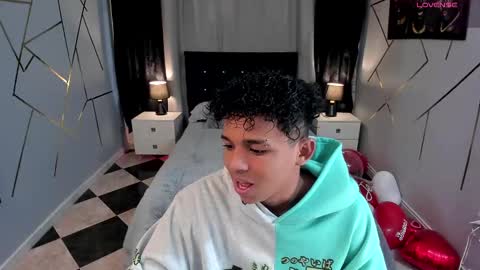 noah_smith04 online show from February 18, 10:25 pm