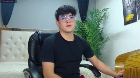 Snapshot of nolan_twink chatting on September 30, 6:00 pm Nolan  online show from September 30, 6:00 pm