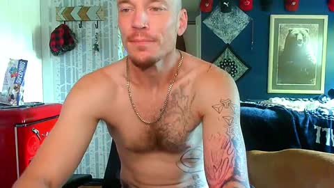 Snapshot of oh_you_know69 chatting on September 28, 5:33 pm who dares  toss me some  tips lets have fun online show from September 28, 5:33 pm