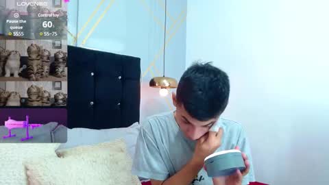 Snapshot of oliver_king_sex chatting on January 15, 5:05 pm Oliver  Smith online show from January 15, 5:05 pm