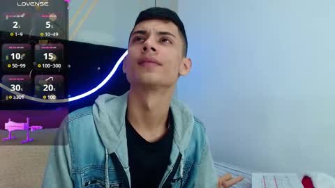 Snapshot of oliver_king_sex chatting on December 15, 2:05 pm Oliver  Smith online show from December 15, 2:05 pm