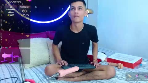 Snapshot of oliver_king_sex chatting on December 10, 6:06 pm Oliver  Smith online show from December 10, 6:06 pm