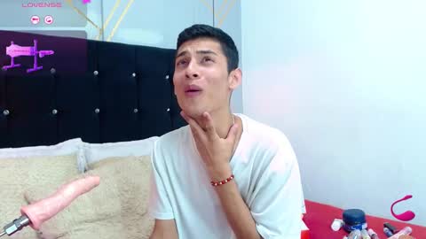 Snapshot of oliver_king_sex chatting on February 3, 7:00 pm Oliver  Smith online show from February 3, 7:00 pm
