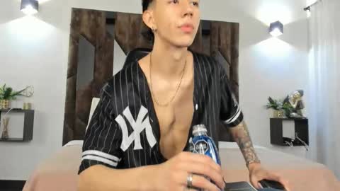 oliverthompson_01 online show from September 11, 12:04 pm