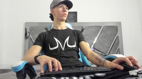 oliverthompson_01 online show from December 17, 6:02 am