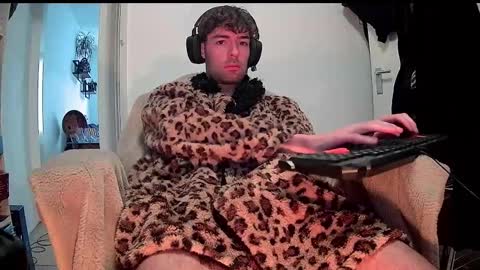 Snapshot of onesieboyx chatting on March 4, 11:19 am onesieboyx online show from March 4, 11:19 am