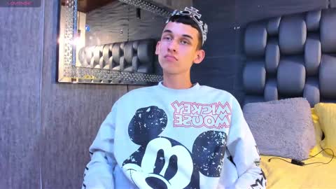 owen_stone1 online show from March 6, 11:36 am