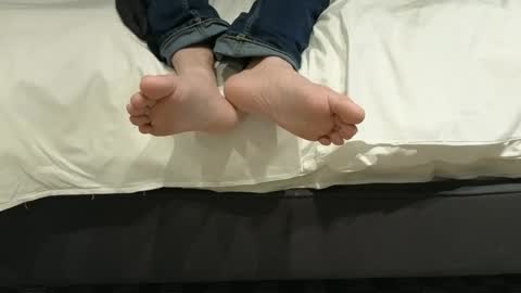 Snapshot of pantslesstraveler_plt chatting on March 12, 1:47 am PantsLessTraveler online show from March 12, 1:47 am