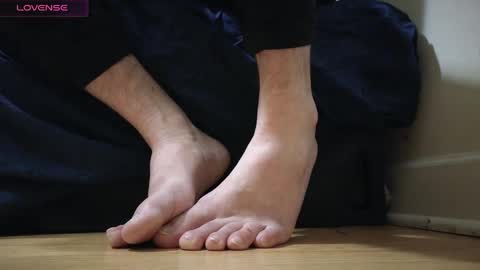 Snapshot of pantslesstraveler_plt chatting on December 23, 3:50 am PantsLessTraveler online show from December 23, 3:50 am