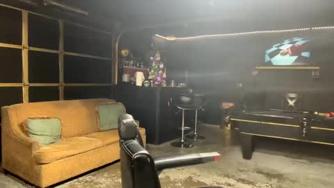 Snapshot of papi_krizz chatting on December 11, 3:47 am papi_krizz online show from December 11, 3:47 am